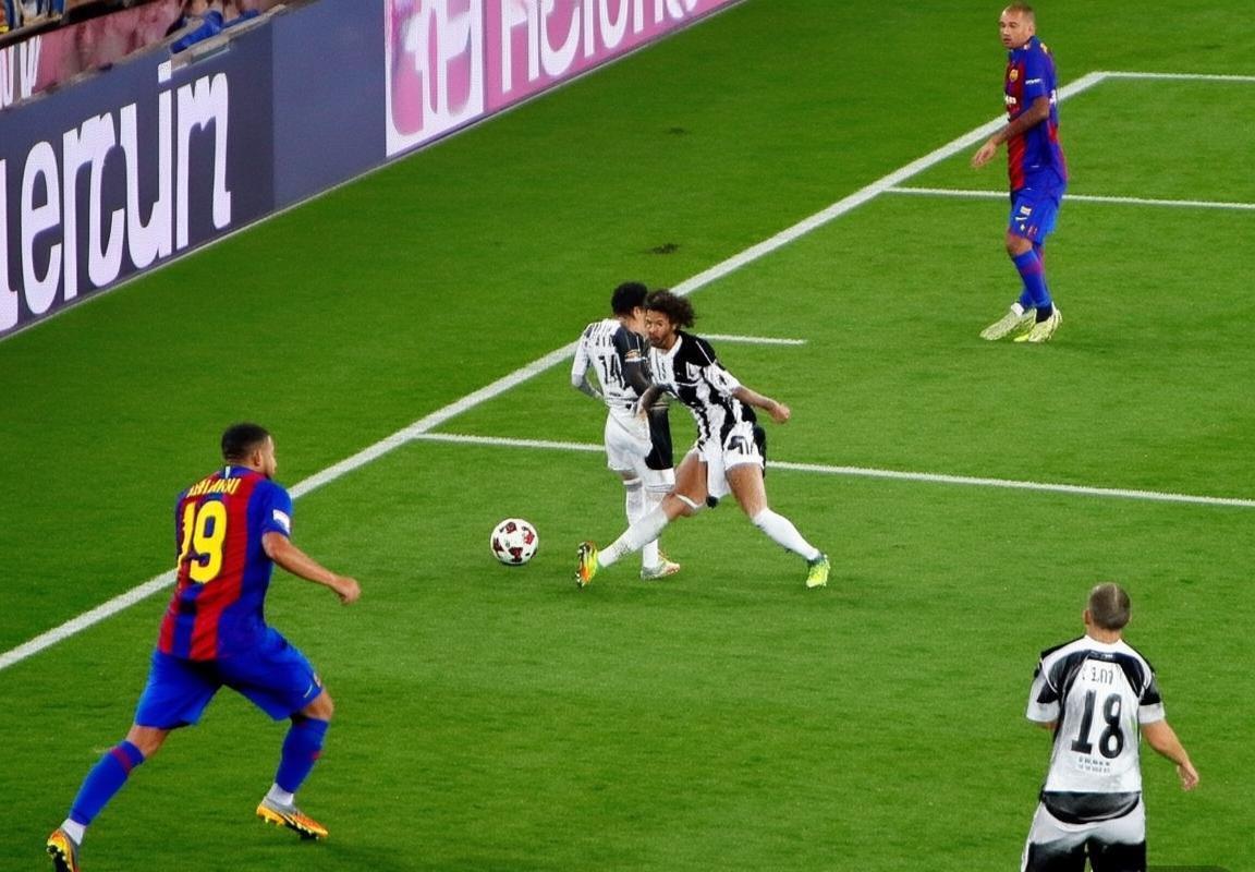 巴塞罗那对尤文图斯巅峰对决：精彩瞬间与战术对决回顾(图2)